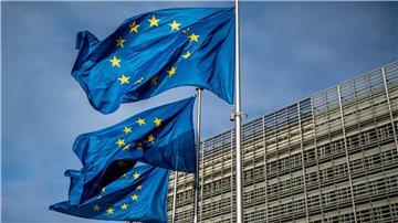 Europaflaggen wehen vor dem Sitz der Europäischen Kommission.