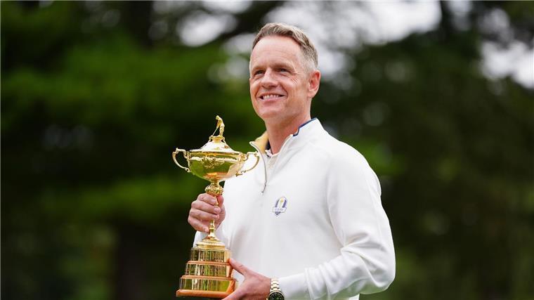 Europas Team-Kapitän Luke Donald mit der Ryder-Cup-Trophäe. 