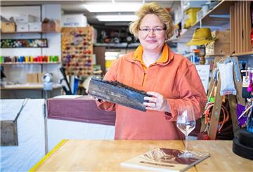 Eva Erkenberg, Inhaberin von Bremerhavens Segelmacher, ist bekannt für spontane Wohltätigkeitsaktionen. Foto: Hartmann