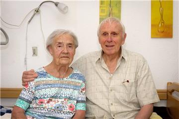 Eva und Günther Rebbe aus Lehe sind seit 65 Jahren verheiratet.