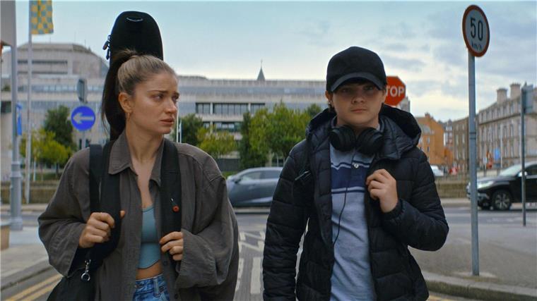 Streaming-Tipps - Komödien und Kultschnüffler Eve Hewson als Flora und Oren Kinlan als Max in einer Szene aus „Flora and Son“.