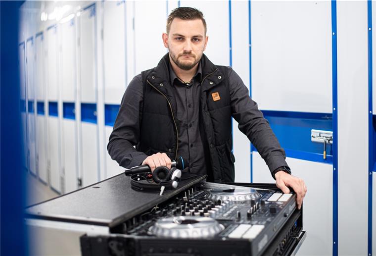 DJs fühlen sich von der Politik vergessen Event-DJ, Christian de Vries, aus Bremerhaven hat durch Corona viele Aufträge eingebüßt, sein Mischpult und anderes Equipment liegt jetzt ungenutzt in der "Havenbox".