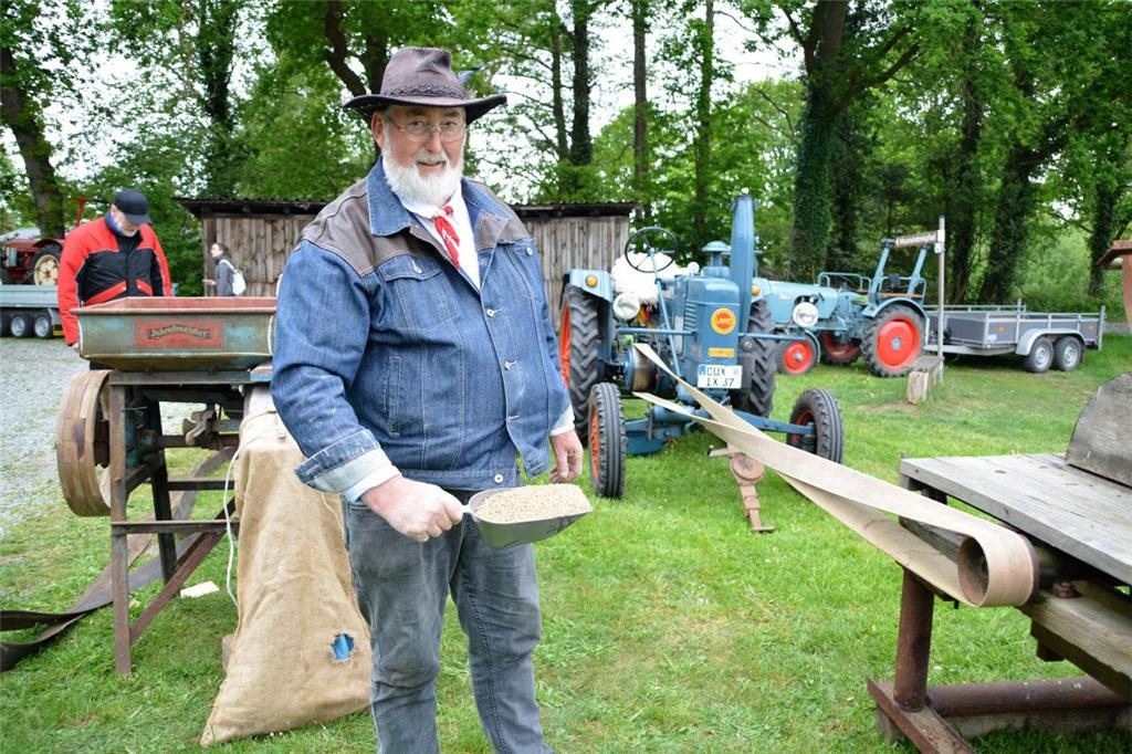 Ewald Bretthauer zeigt bei seinen Maschinenvorführungen, wie früher Korn geschro...