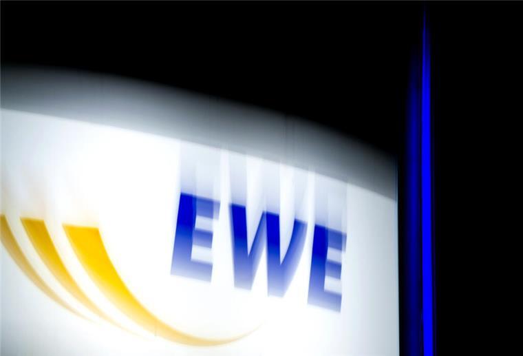 Ein Logo des Energieversorgers EWE leuchtet.