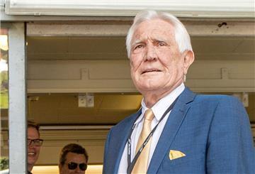 Ex-007-Agent George Lazenby erholt sich nach einem Sturz.