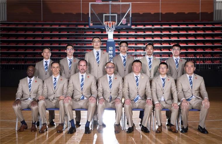 Ex-Eisbären-Trainer Sebastian Machowski (vordere Reihe) arbeitet seit dieser Saison in China als Assistenztrainer für die Shenzhen Leopards.