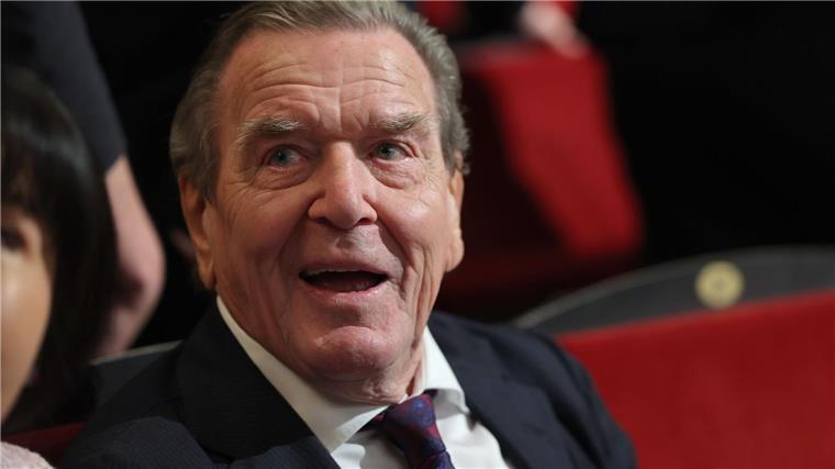 Ex-Kanzler Gerhard Schröder wird im Untersuchungsausschuss des Schweriner Landtags zur Erdgasleitung Nord Stream 2 als Zeuge befragt. (Archivbild)