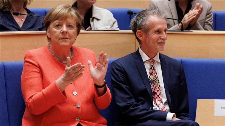 Merkel würdigt Einsatz von Schauspieler Matthes für Toleranz Ex-Kanzlerin Angela Merkel hielt bei der „Hommage“ der Konrad-Adenauer-Stiftung die Laudatio für Schauspieler Ulrich Matthes (r).