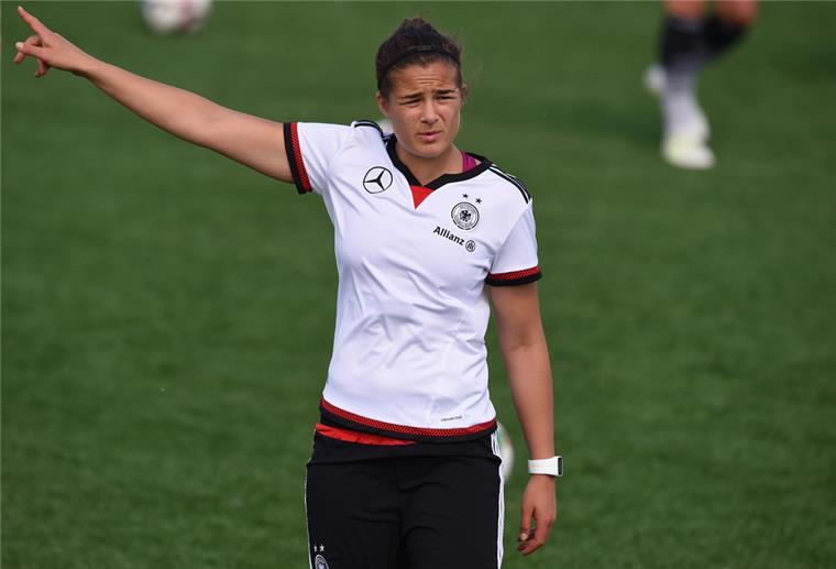 Ex-Nationalspielerin Lena Lotzen hat in ihrer wissenschaftlichen Arbeit festgestellt, dass die Fußballspielerinnen außerdem studieren und arbeiten, da das Einkommen im Sport zu gering ist.