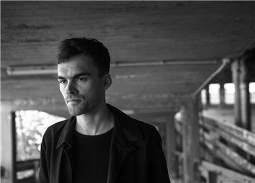 Ex-Pilefunk-Frontmann Max Wiegand hat in Berlin mit seinem Elektropop-Projekt Badger eine neue musikalische Liebe gefunden. Foto Nils Stelte
