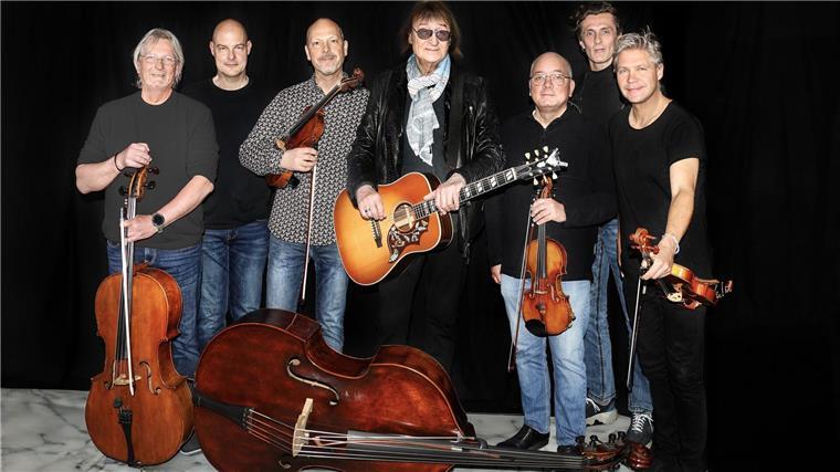 Dieter „Maschine“ Birr mit Streicherquintett auf Tour Ex-Puhdys-Sänger Dieter Birr (Mitte) präsentiert sowohl Hits von den Puhdys als auch Songs von seinen Solo-Alben.