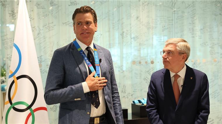 Ex-Schwimmer Gary Hall (l) bekam von IOC-Präsident Thomas Bach Ersatz für seine beim Feuer in Los Angeles verlorenen Olympia-Medaillen. 