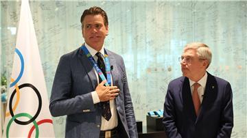 Ex-Schwimmer Gary Hall (l) bekam von IOC-Präsident Thomas Bach Ersatz für seine beim Feuer in Los Angeles verlorenen Olympia-Medaillen. 