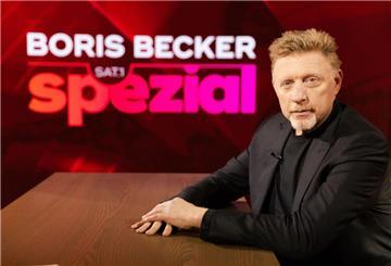 Ex-Tennisstar Boris Becker sitzt vor dem Schriftzug "Boris Becker Sat.1 Spezial". 