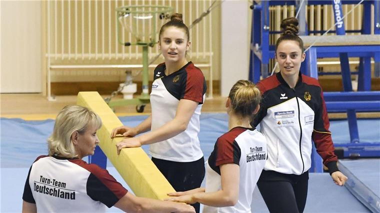 Ex-Turnerin Emilie Petz (2.v.l.) berichtet über Essstörungen.