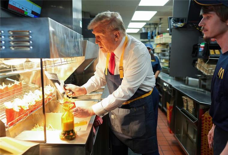 Trump-Vergleiche nach Söders Besuch bei McDonald’s Ex-US-Präsident Donald Trump ließ sich im Präsidentschaftswahlkampf ebenfalls an einer McDonald’s-Fritteuse ablichten. (Archivbild)