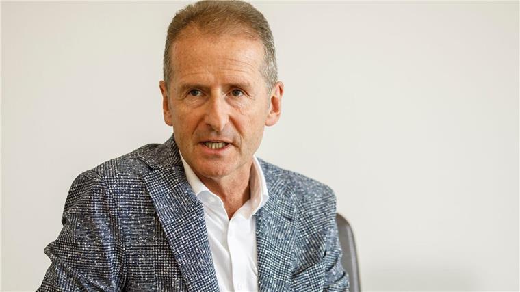 Weil für Gespräche in VW-Krise: „Miteinander Klartext reden“ Ex-VW-Chef Herbert Diess unterstützt den strikten Sparkurs seines Nachfolgers Oliver Blume. (Archivbild)