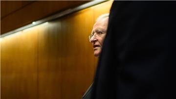 Ex-VW-Chef Martin Winterkorn geht nach einer Prozesspause zurück in einen Saal in der Stadthalle Braunschweig.