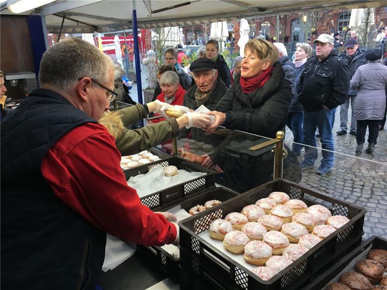 Exakt 2017 Berliner wurden beim Empfang verteilt.