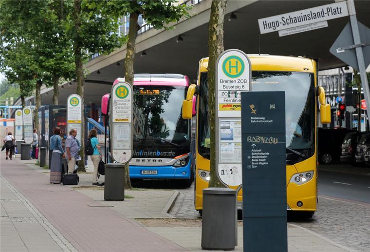 Ein Busbahnhof mit Fernbussen.