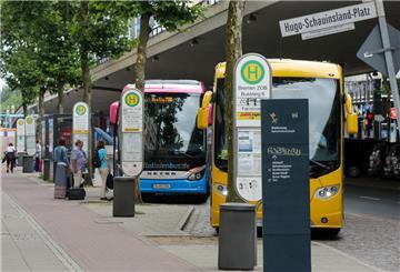 Ein Busbahnhof mit Fernbussen.