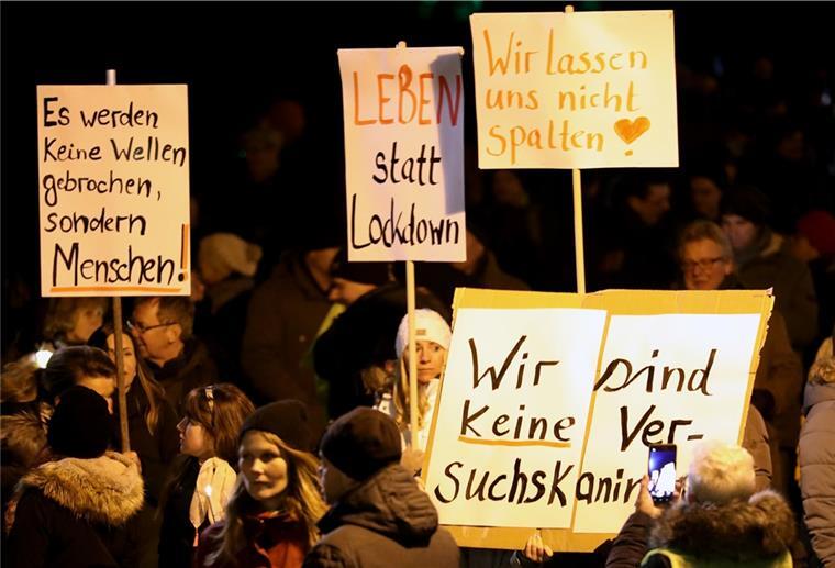 Warnung vor Hass und Gewalt bei den Corona-Protesten Protestierende Impfgegner