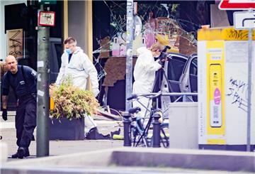 Experten der Polizei sichern, nach dem tödlichen Zwischenfall, Spuren an und neben einem Fahrzeug. Ein Auto war zuvor in der Nähe der Gedächtniskirche in Berlin in eine Personengruppe gefahren, ein Mensch ist gestorben.