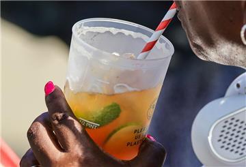 Becher mit Getränk und Strohhalm