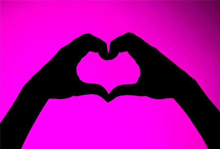 Frühlingsgefühle statt Dating-Frust: Drei Fragen zeigen schnell, ob es passt Zwei Hände formen ein Herz.