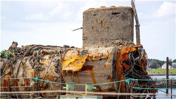 Experten haben ein deutsches U-Boot aus der Nordsee geborgen. 