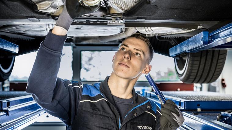 Neue Plakette, alte Probleme? So sicher ist ein „TÜV neu“-Auto Eine neue TÜV-Plakette bedeutet nicht automatisch, dass ein Fahrzeug mängelfrei ist. Experten raten, den HU-Bericht genau zu prüfen und bei Unsicherheiten eine zusätzliche Begutachtung durchführen zu lassen.
