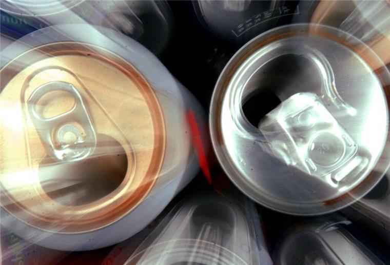 Dringender Rückruf: Diese Energydrink-Dosen können explodieren! Zwei Energy-Dosen von oben.
