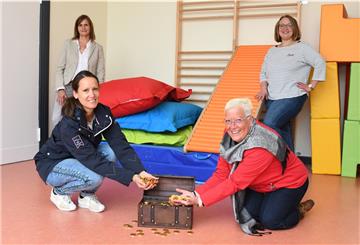 Extra-Taler für das „Projekt des Jahres“ der Fritz-Husmann-Schule (vorn von links): Judith Wendt (Gewoba-Stiftung) und Schulleiterin Doris Wollenberg sowie (hinten) die Sozialarbeiterinnen Sabine Simon und Friederike Tebelmann. 