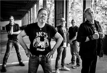 Bandfoto; Männer posieren vor der Kamera