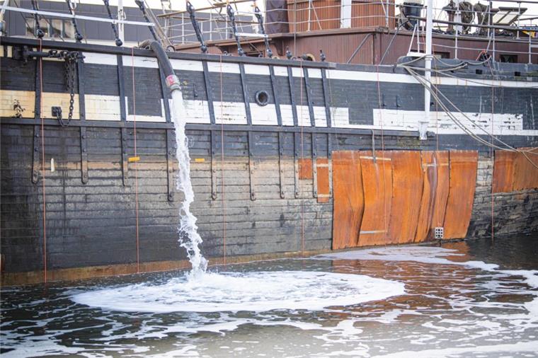 Extrastarke Pumpen halten die "Seute Deern" über Wasser. Ob sie saniert oder abgewrackt wird, entscheidet sich voraussichtlich diese Woche. 