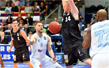 Fabian Bleck (helles Trikot) und die Eisbären sind am Sonnabend im Pokal gefordert. Im Achtelfinale geht es gegen die Telekom Baskets Bonn.