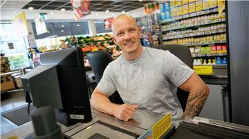 Fabian Hambüchen hilft für den guten Zweck als Kassierer aus. Er selbst hat beim Einkaufen eine Schwäche für Chips. 