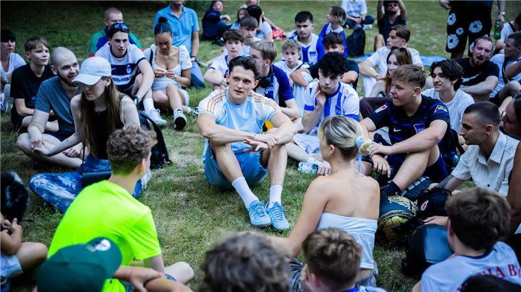 Hertha-Publikumsliebling Reese lädt Follower in Park ein Fabian Reese mit Fans im Lietzenseepark.