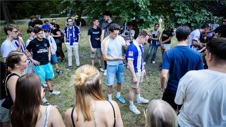 Hertha-Publikumsliebling Reese lädt Follower in Park ein Fabian Reese schrieb Autogramme.