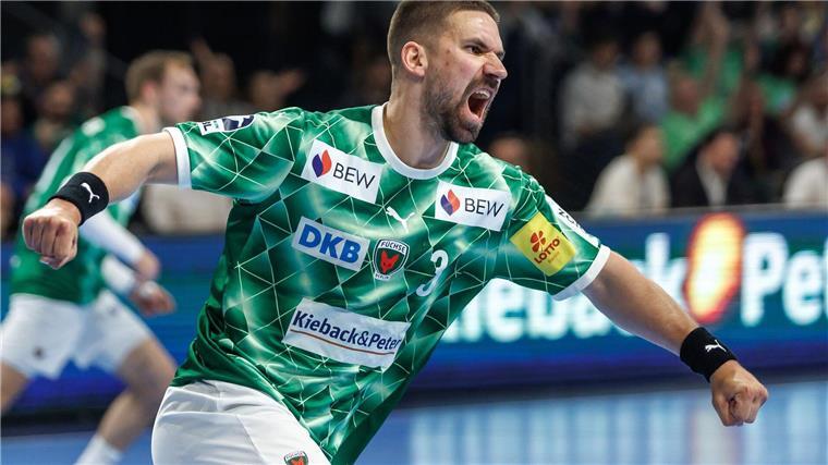 Fabian Wiede schreit nach einem Treffer seinen Jubel heraus