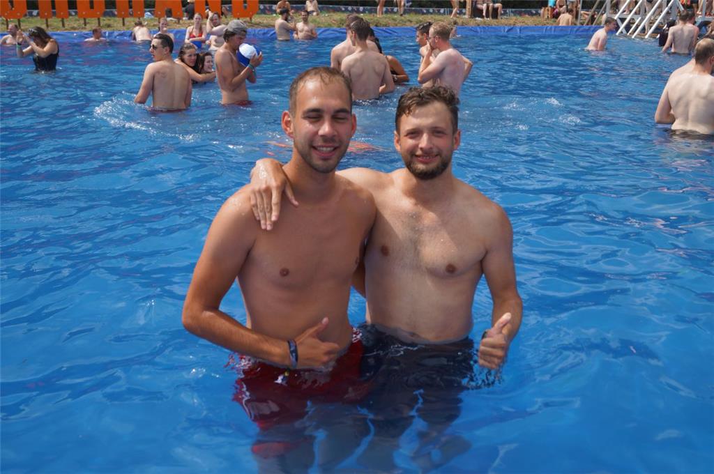 Fabian Wolf und (links) und David Dischiner aus Eystrup im Deichbrand-Pool. Foto...
