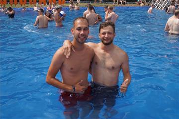 Fabian Wolf und (links) und David Dischiner aus Eystrup im Deichbrand-Pool. Foto...