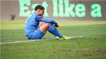 Fabio Di Michele Sanchez von Braunschweig sitzt nach dem Fürther Treffer zum 3:0 auf dem Rasen.