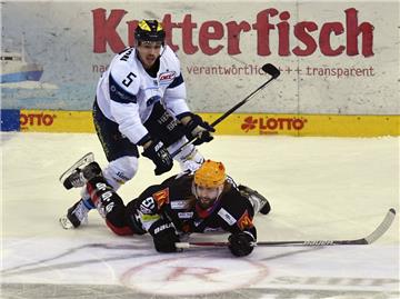Fabio Wagner hält Rob Bordson am Boden. 