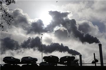 Fabriken und Autos zählen zu den Verursachern von Co2, das die Erderwärmung bewirkt.
