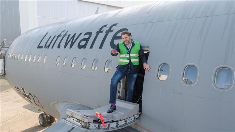 Airbus geht auf Reise zum Serengeti-Park Fabrizio Sepe, Geschäftsführer des Serengeti-Parks, betrachtet die Tragflächen seinen Airbus A310. Der Park will den Flieger zu einem Restaurant umrüsten.