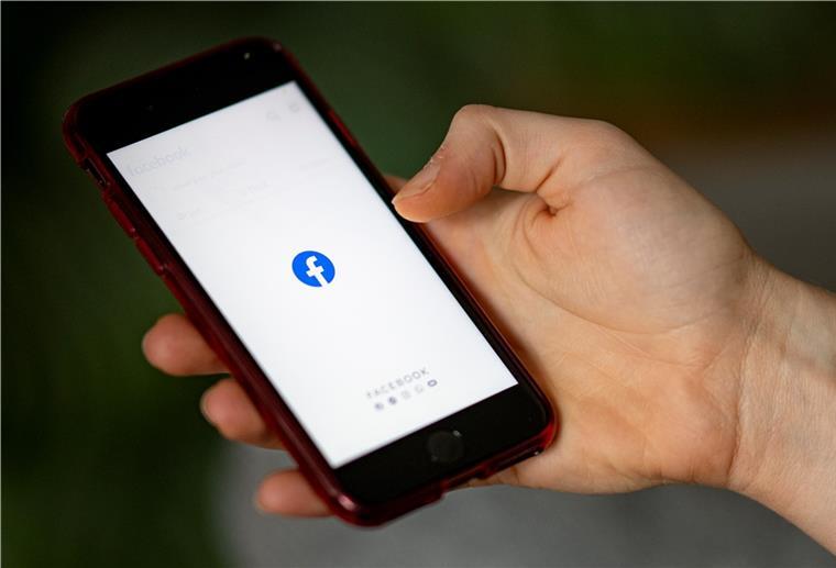 Ein Smartphone, auf dem das Facebook-Logo zu sehen ist.