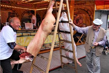 Fachgerecht zerlegte erneut Hans-Jürgen Kaliwoda das zur Versteigerung stehende Schwein und hatte dabei auch Zuschauer.