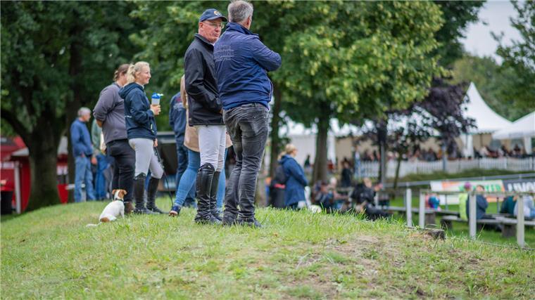 Elmloher Reitertage 2023 - Donnerstag. Im Bild: Trotz Regenwetter ist das Turniergelände für die Besucher noch gut erreichbar.