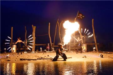 Fackel-Schwimmen, eine Feuershow und ein Höhenfeuerwerk bringen die Besucher von "Lagune in Flammen" in Burhave am 12. August zum Staunen.
